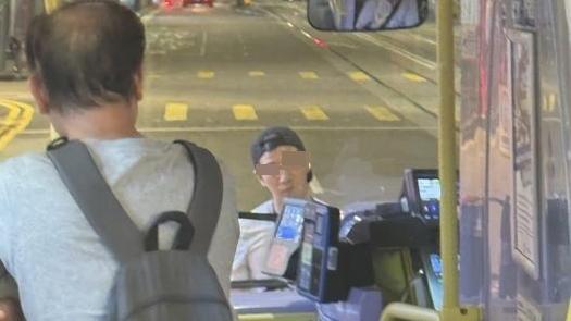 網上熱話｜港男人肉攔巴士