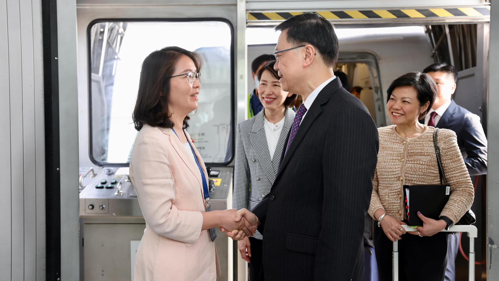 李家超抵達北京 將出席第27屆「北京·香港經濟合作研討洽談會暨投資香港推介大會」