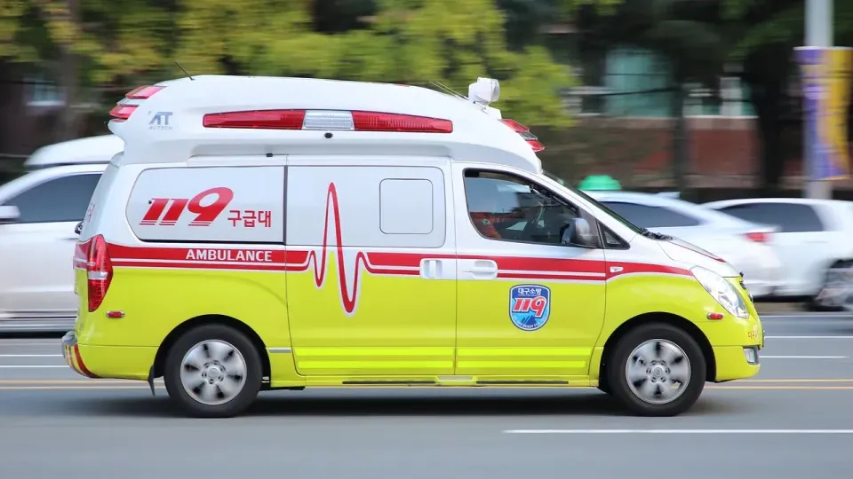 韓國再傳高齡駕駛意外！70多歲老翁開平治衝撞人行道釀2死