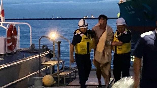 船員在漂浮多個小時後獲救。(新聞截圖)