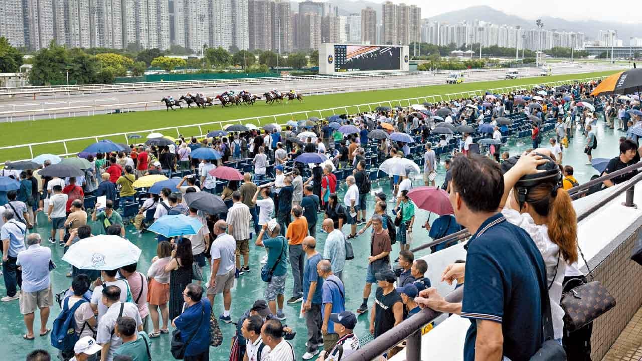 風雨無礙馬迷心情 新馬季開鑼4.7萬人入場