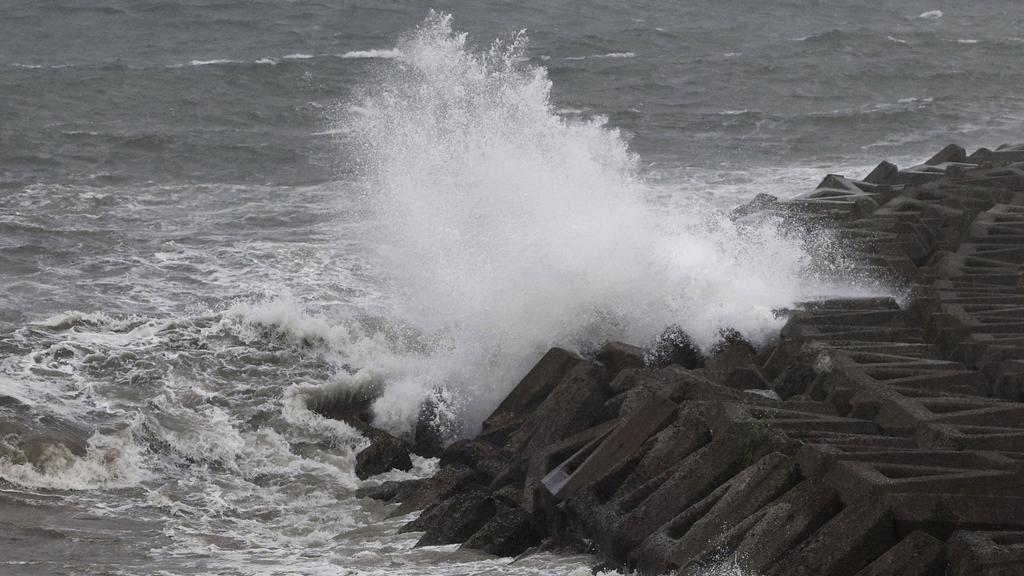 圖為颱風珊珊早前移近日本鹿兒島時，沿岸激起巨浪。(資料圖片)