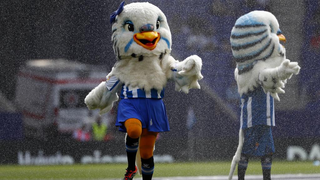 愛斯賓奴的吉祥物之一是由女性裝扮。(美聯社)