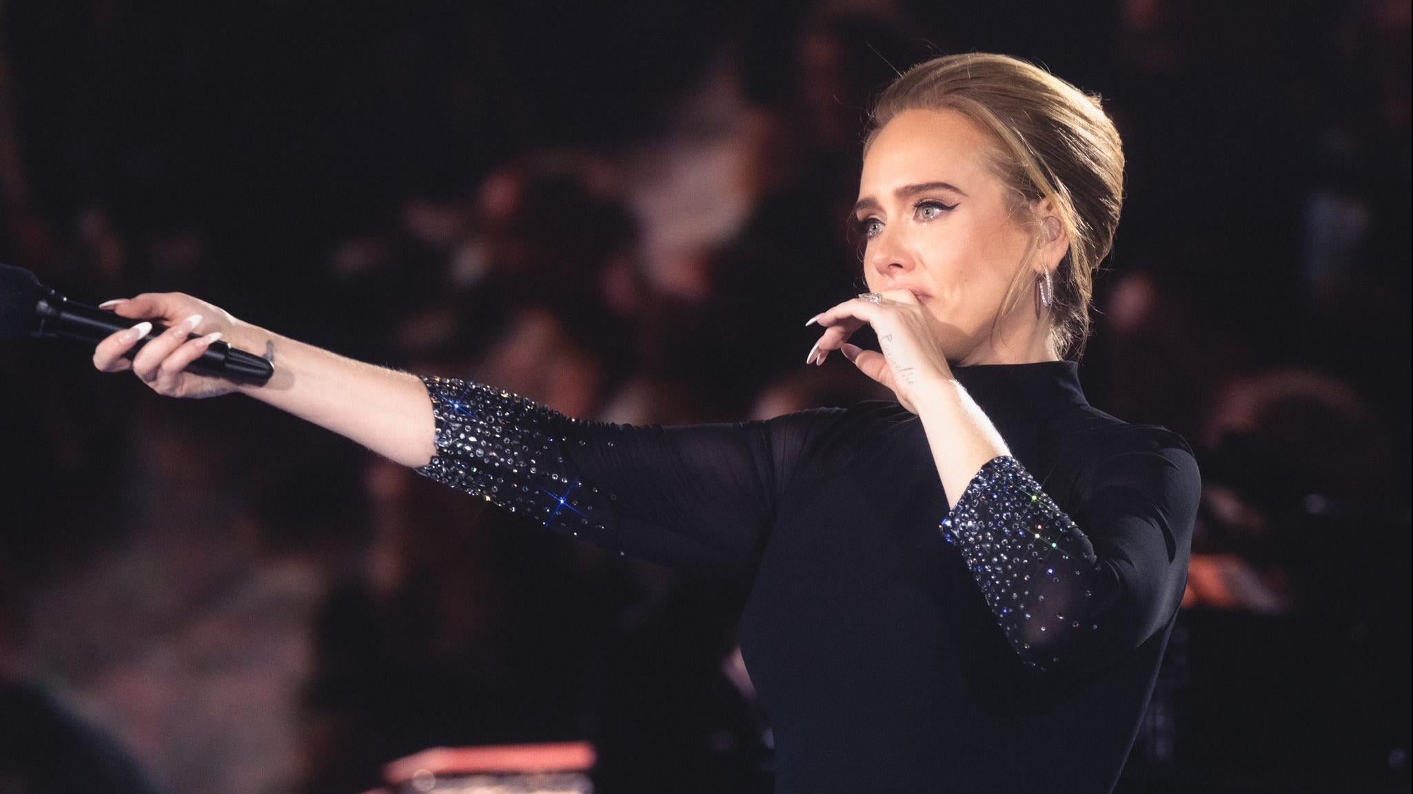 Adele宣布會休息一段長時間時，眼泛淚光。