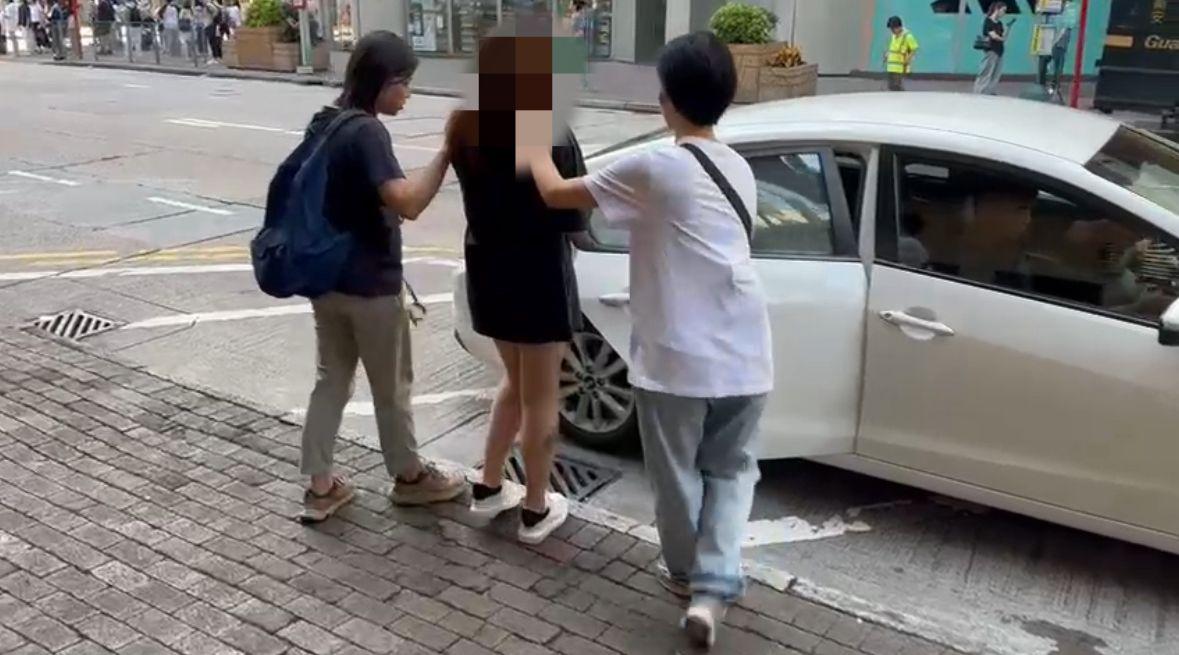 大窩口邨單位被淋紅油，24歲女子被高薪工作引誘違法被捕。(警方圖片)