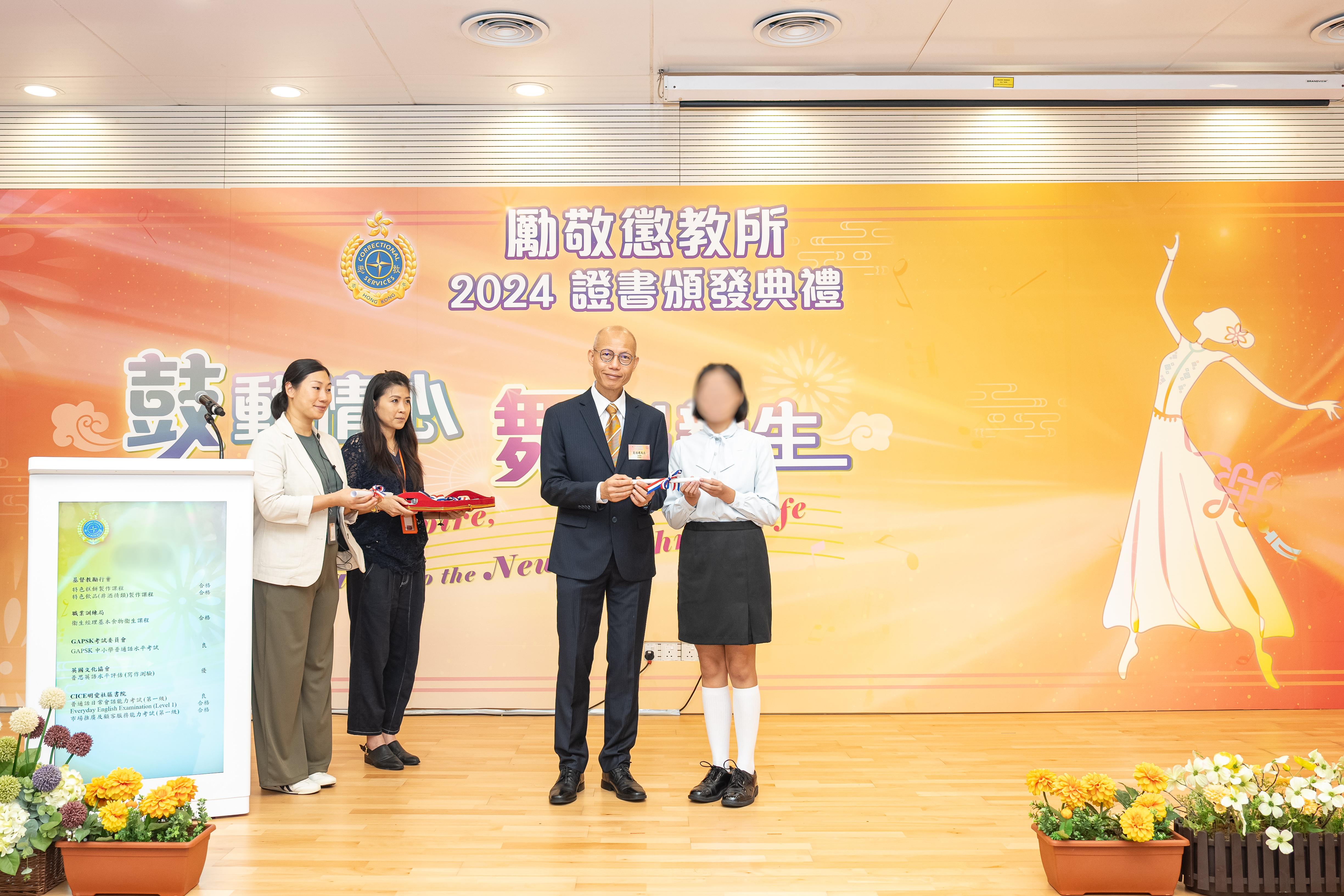 懲教署轄下勵敬懲教所今日（九月二十五日）舉行證書頒發典禮，頒發證書予青少年在囚人士，以肯定她們在學業及職業訓練考試上的努力及取得的成果。圖示通善壇理事長夏德建（右二）在典禮上頒發證書予青少年在囚人士。(政府新聞處)