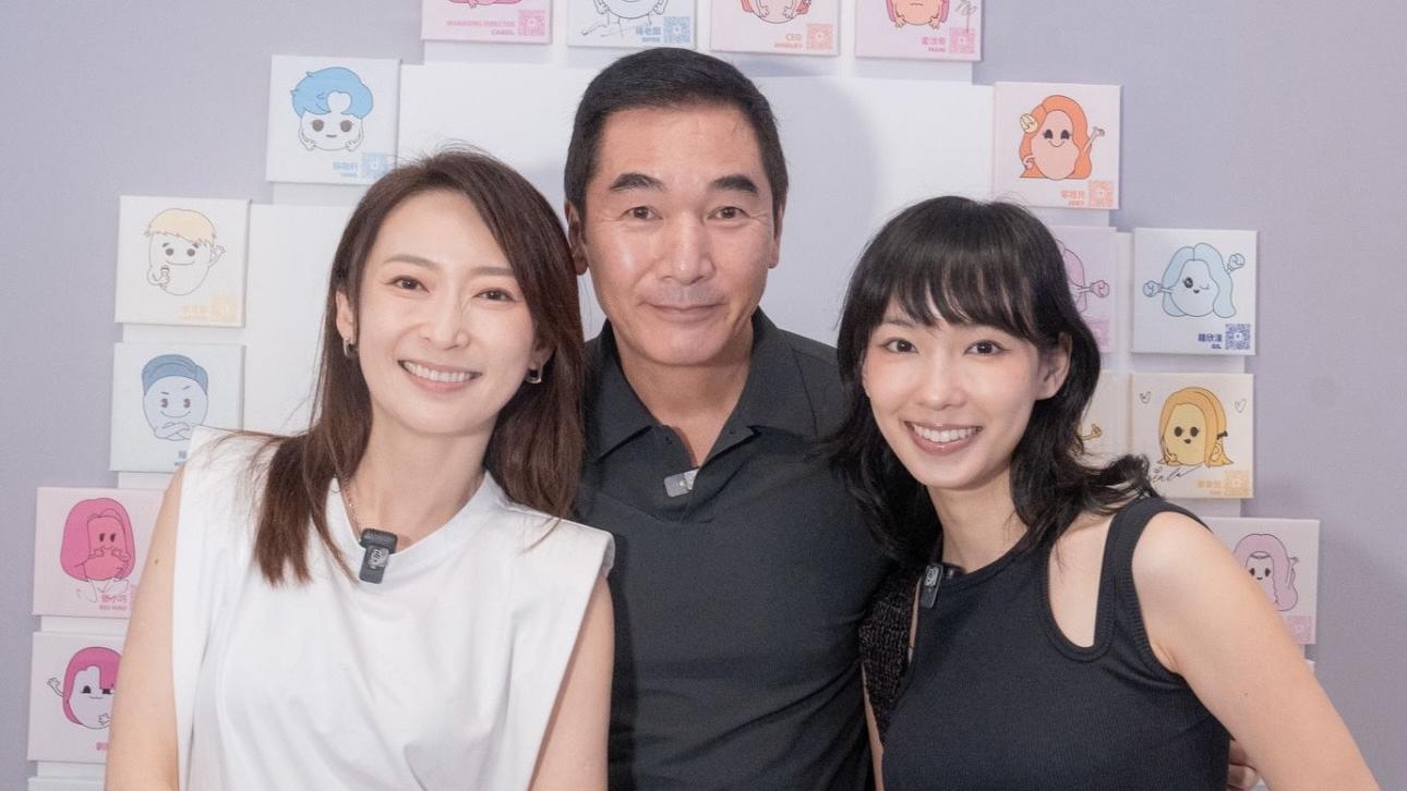 方中信現身銅鑼灣被索「方中SIR」中文版簽名 原來「SIR」字係咁寫！