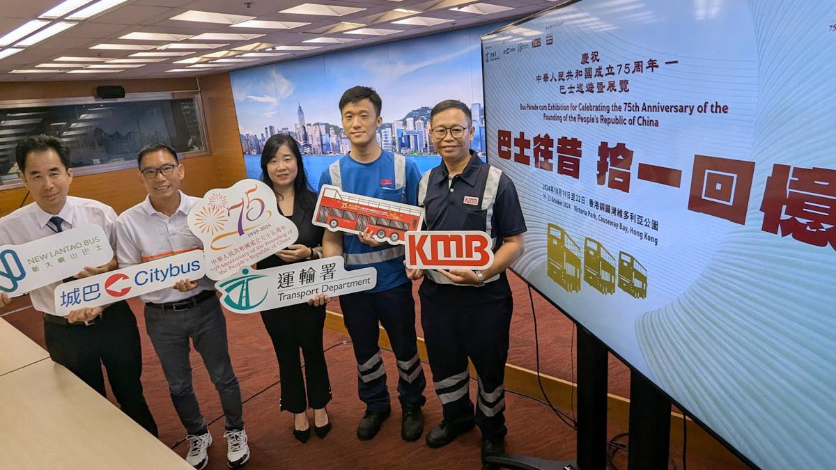 運輸署聯同巴士公司舉辦國慶巴士巡遊暨展覽。(羅庸軒攝)