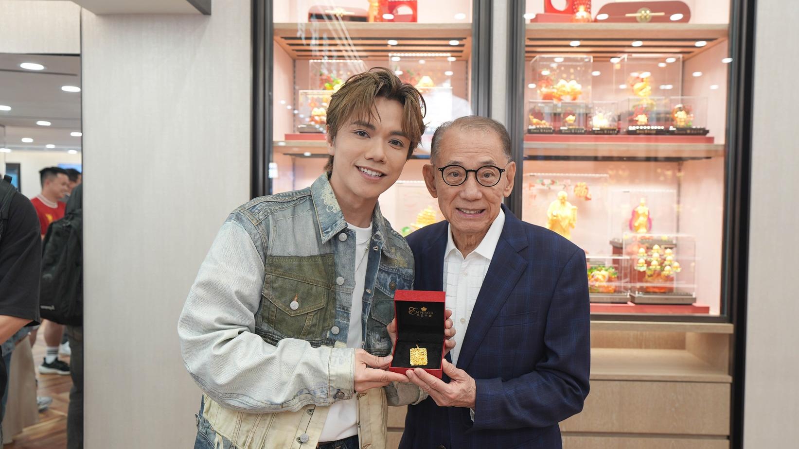 張敬軒來者不拒送抱抱 二千fans無懼紅雨通排為見一面