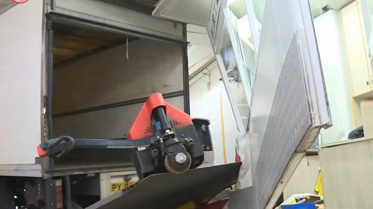 觀塘工廈貨車未收尾版溜後　直插管理處寫字樓女文員受困 (電視截圖)