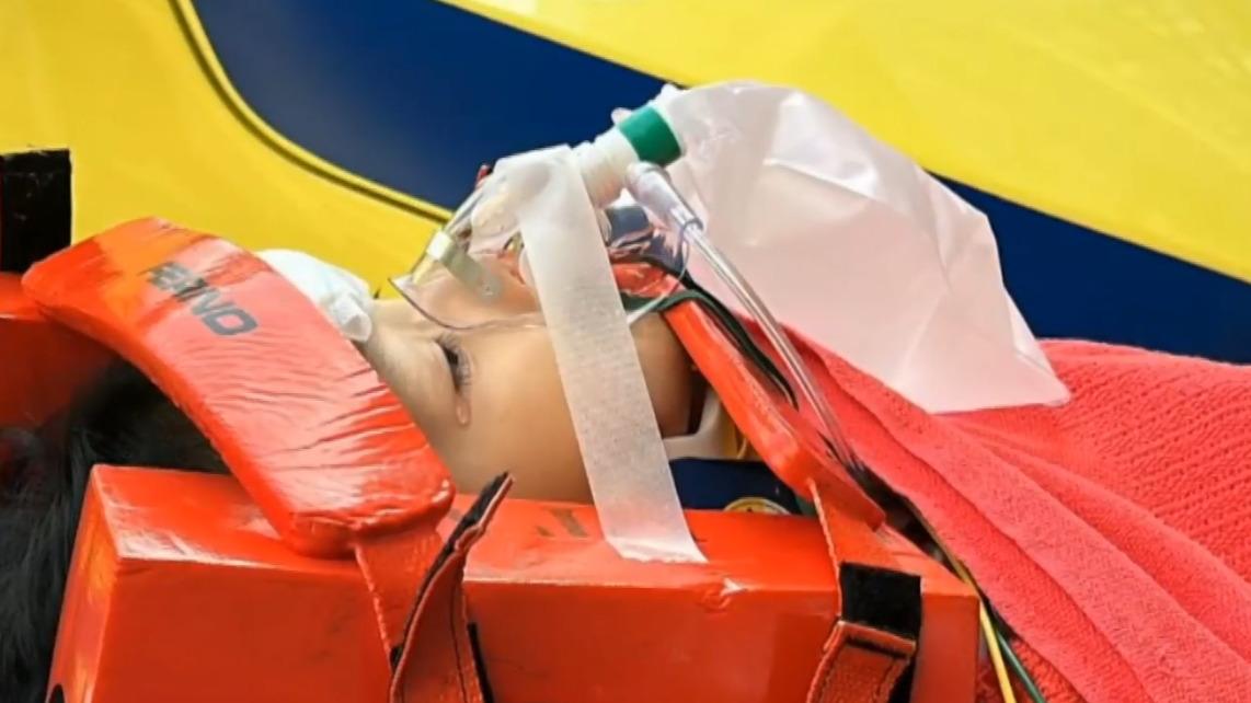 油塘鯉魚門邨5歲男童墮樓，母激動跪地痛哭。(電視截圖)