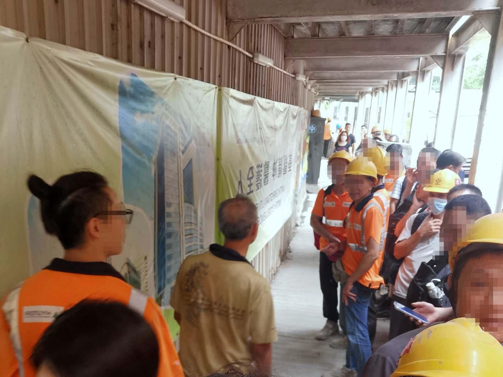 聯合醫院擴建工程發生勞資糾紛，一批輸入勞工昨日在地盤外抗議。（建造業總工會社交網站圖片）