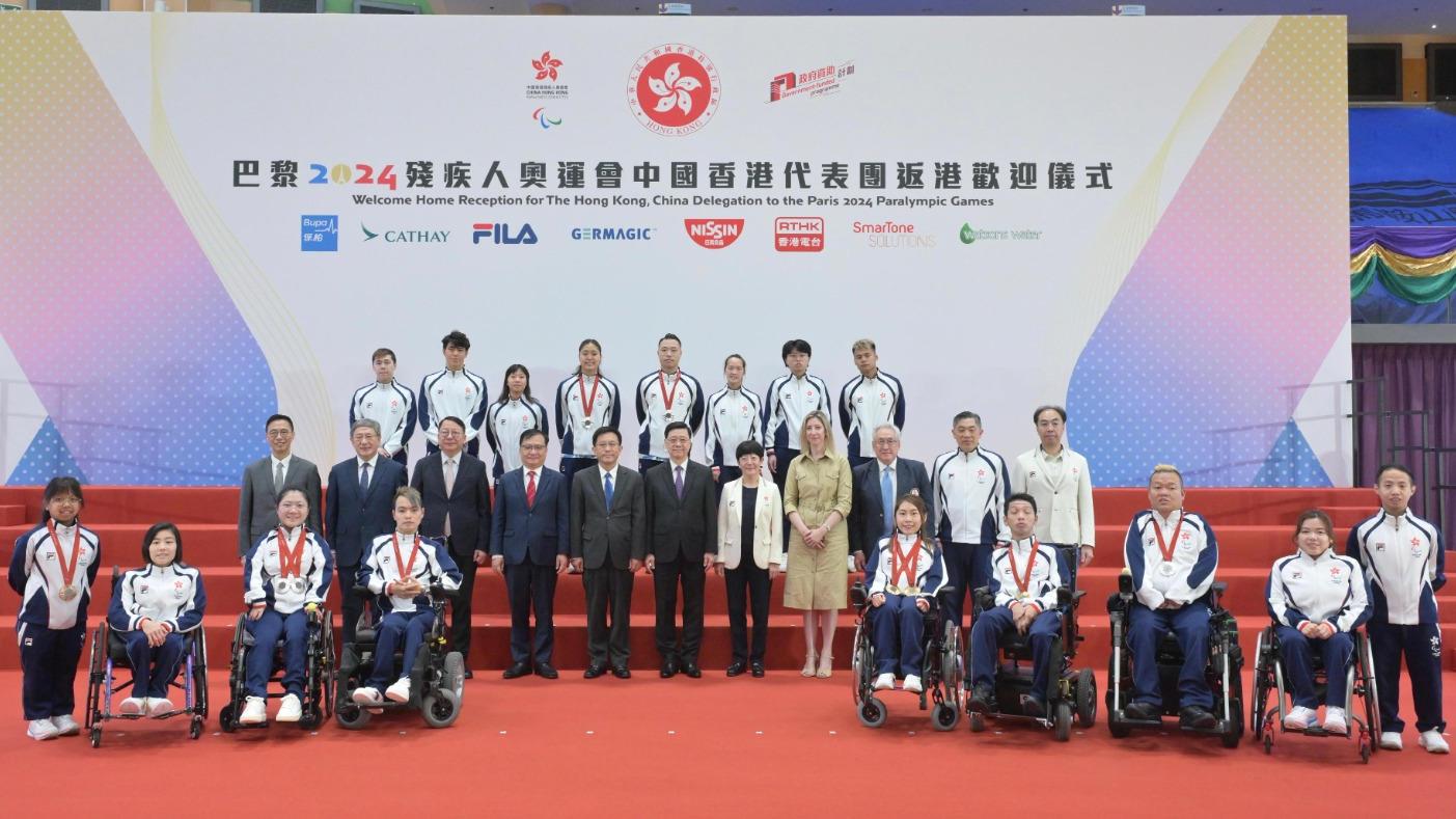 行政長官李家超出席巴黎2024殘疾人奧運會中國香港代表團返港歡迎儀式。(政府新聞處)