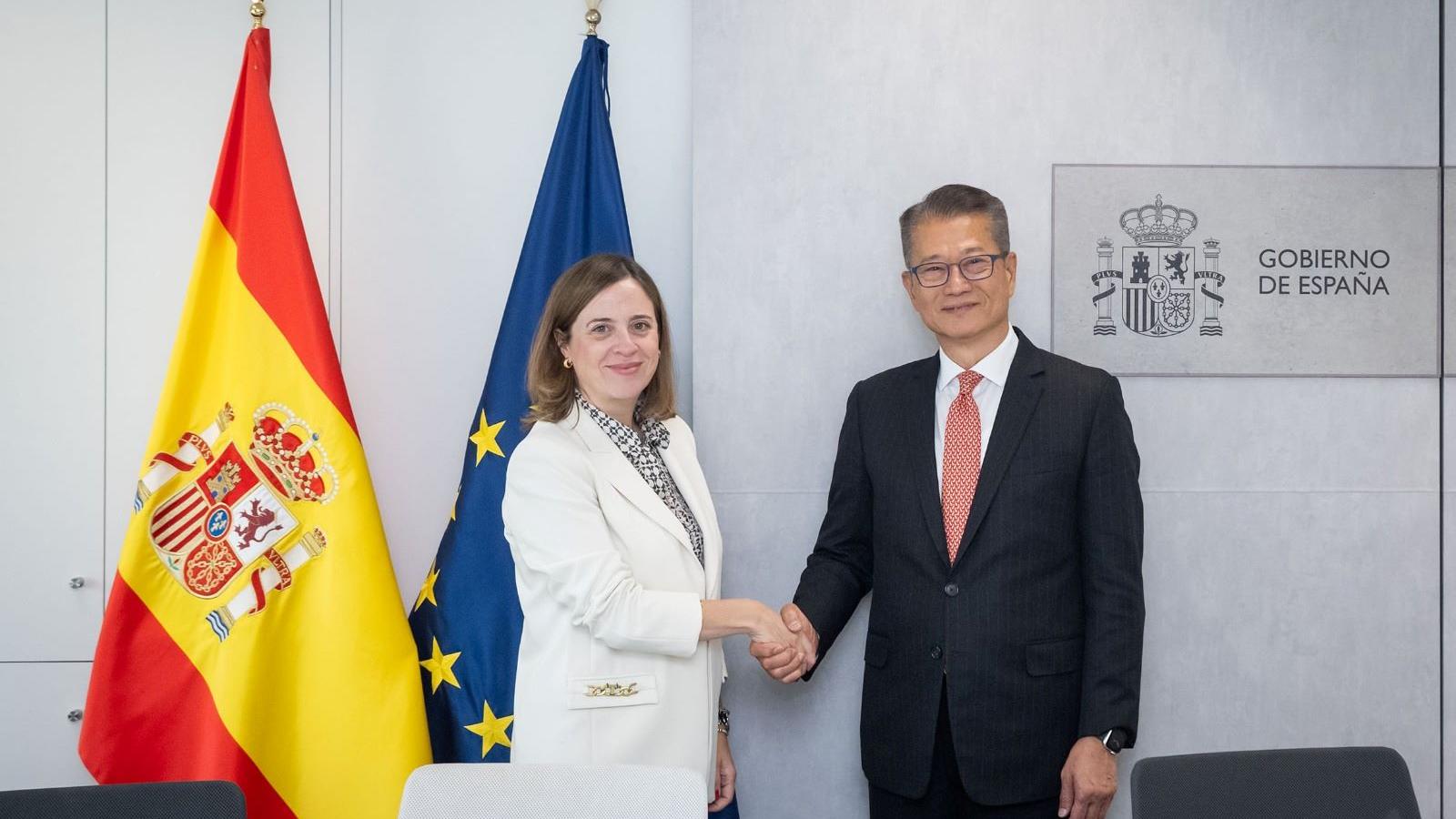 陳茂波（右）與西班牙貿易國務大臣Amparo López Senovilla（左）會面。（政府新聞處）