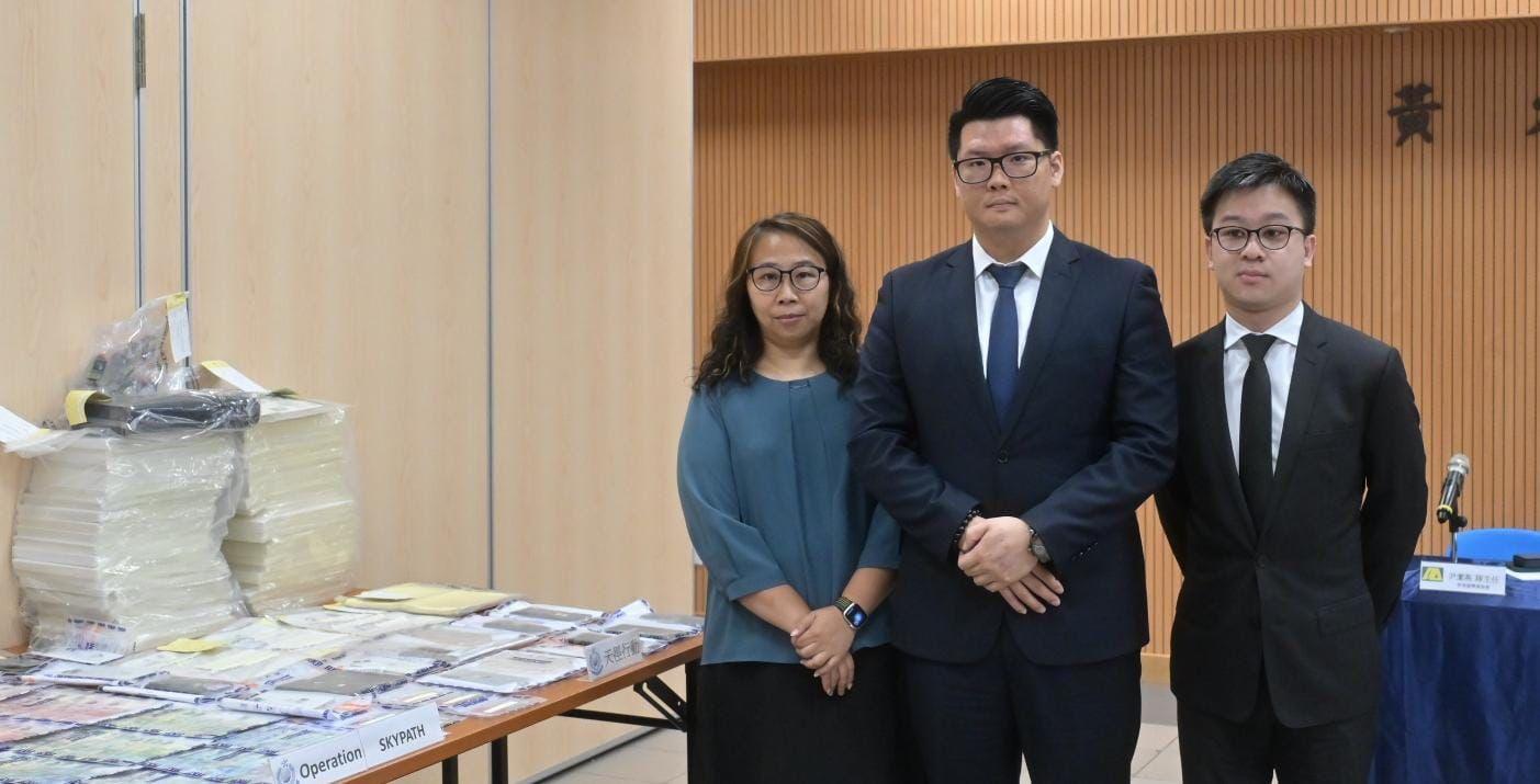 43名青少年涉嫌「販運毒品」、「非法禁錮」、「傷人」、「藏有攻擊性武器」、「刑事毀壞」、「勒索」、「盜竊」、「邀請他人成為三合會社團成員」、「以三合會社團成員身份行事」及「自稱三合會社團的成員」等罪行被捕。