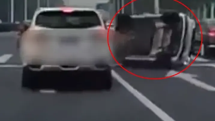 國產五菱迷你電動車與豐田爭道失敗翻側　網民：車小脾氣大