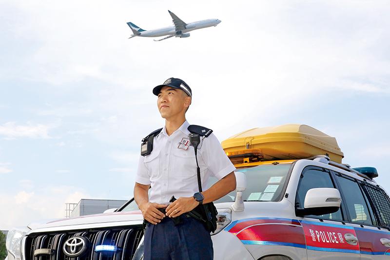 現駐守機場警區的葉文權昔日曾為邊緣青年，參加「奮進行動」後獲啟發投考警隊。(《警聲》)