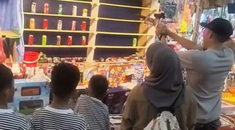 新加坡一名男子早前在夜市玩射擊遊戲時展現高超射擊技巧，約半分鐘就射倒26個鋁罐