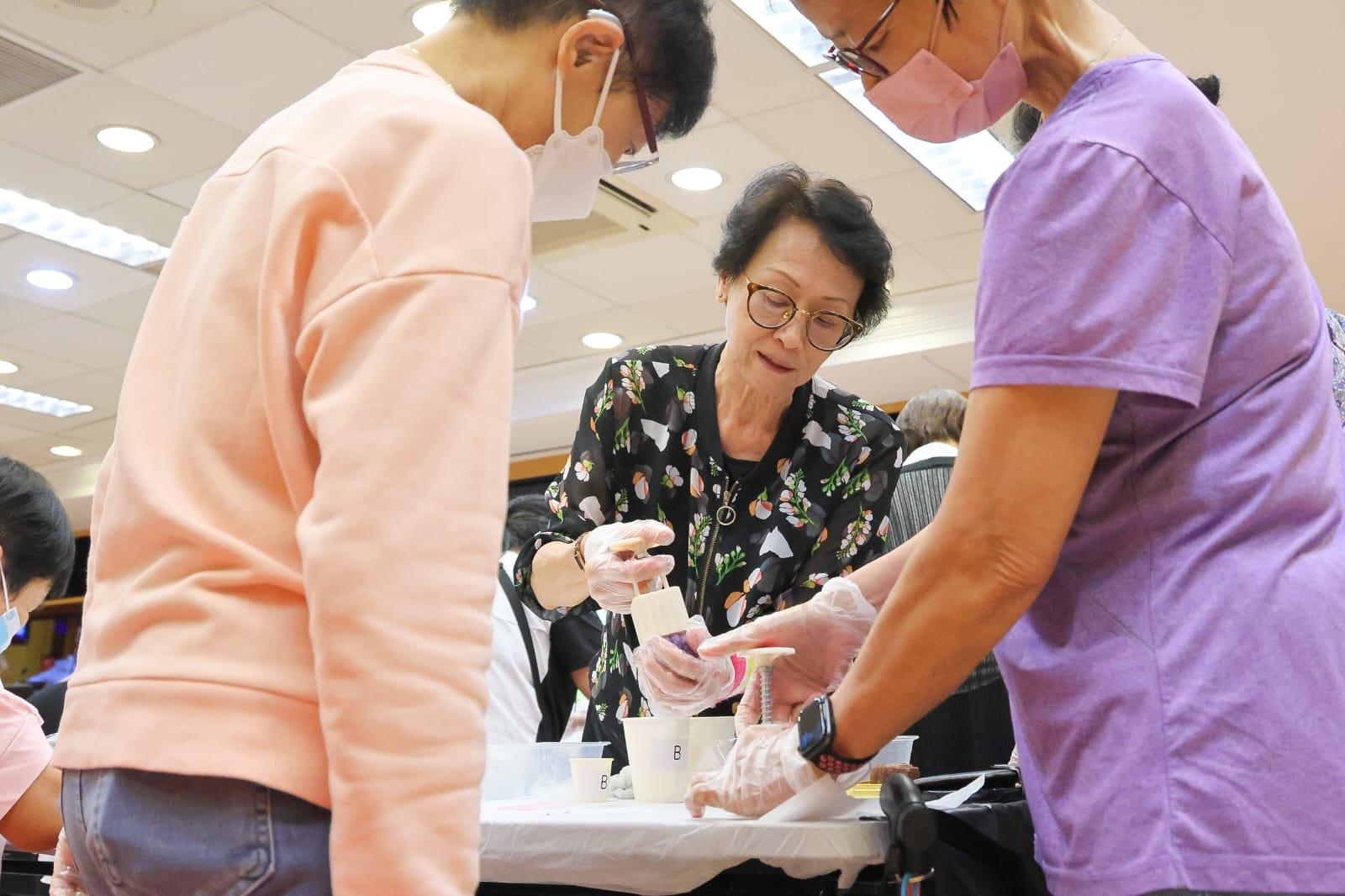 寶珠姐(中)在醫院已有十多年義工經驗。(伊利沙伯醫院提供)