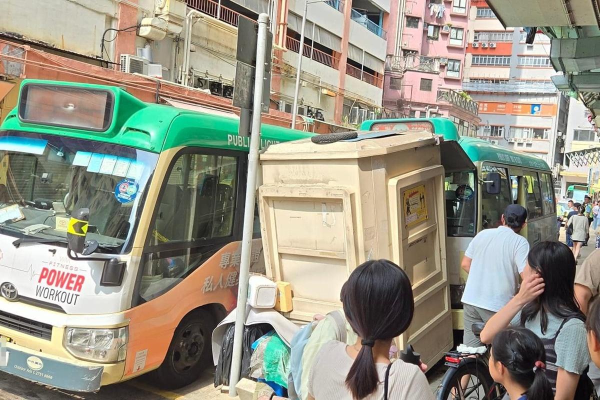 新蒲崗有專綫小巴剷上行人路撞毀更亭。(網上圖片)