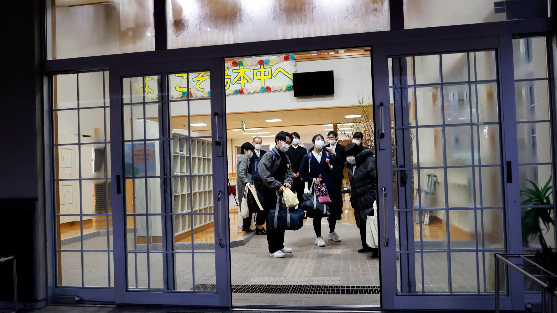 日本大學研究顯示，返學時間單程逾1小時的高中生出現抑鬱症狀及焦慮症狀的風險較高。圖為日本中學生上學狀況。(資料圖片)