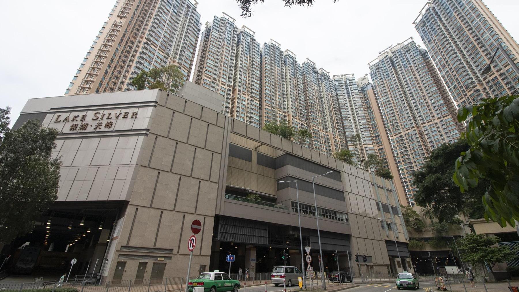 馬鞍山銀湖‧天峰套四房連天台特色戶，放盤5年終以2,488萬元沽出，呎價1.59萬元。