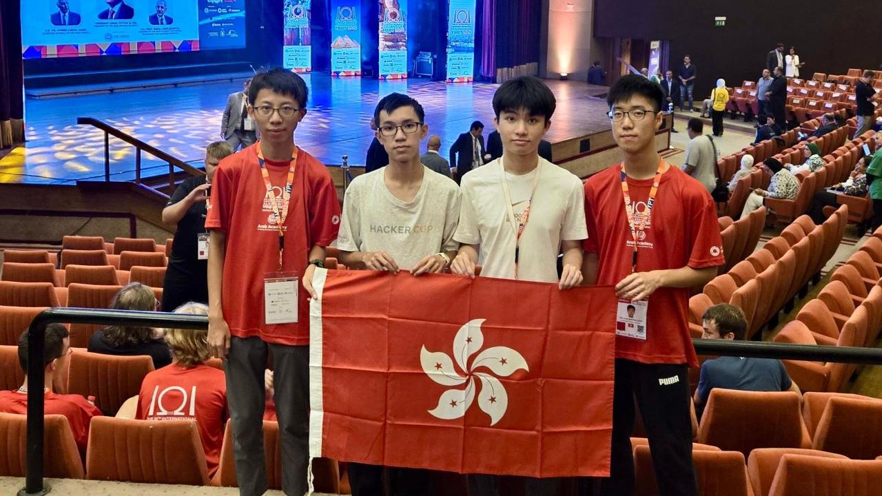 香港培正中學的黃進、拔萃男書院關容浩、九龍華仁書院蕭樂然、喇沙書院的蔡祉齊於第三十六屆國際電腦奧林匹克競賽取得佳績，分別奪得一面金牌、兩面銀牌和一個優異獎。（政府新聞處）