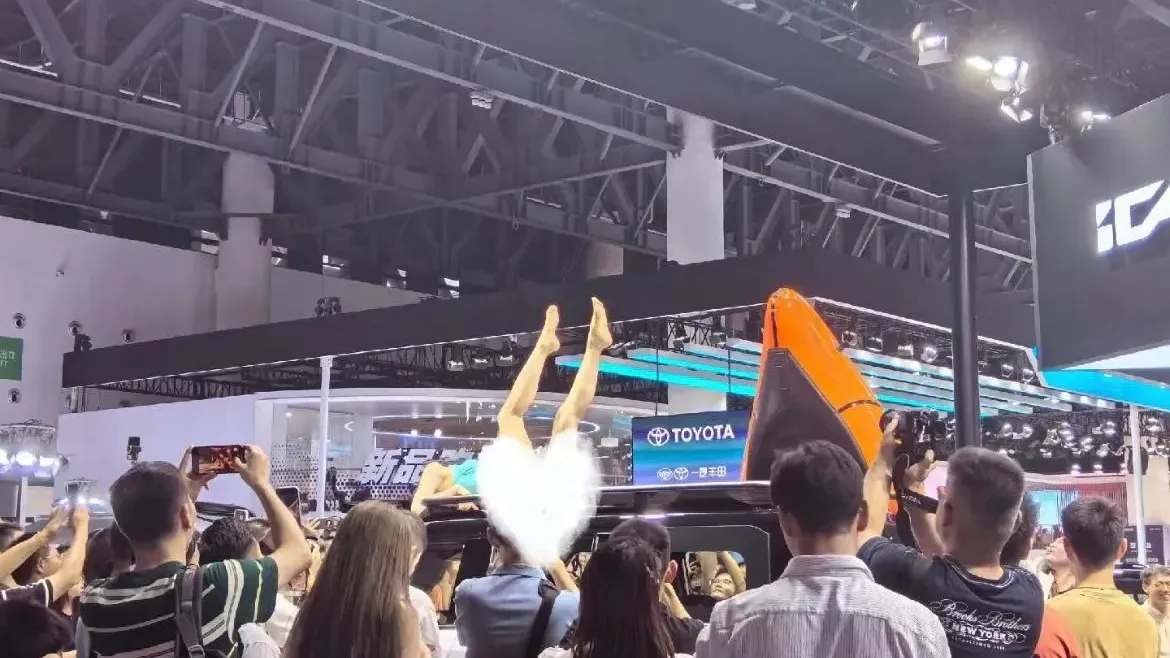 成都車展女模跳「辣車舞」捱批　網民驚嘆回到清朝