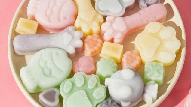 內地一款創意零食「蠟瓶糖」近日受青少年熱捧，網紅紛紛推介。(互聯網)