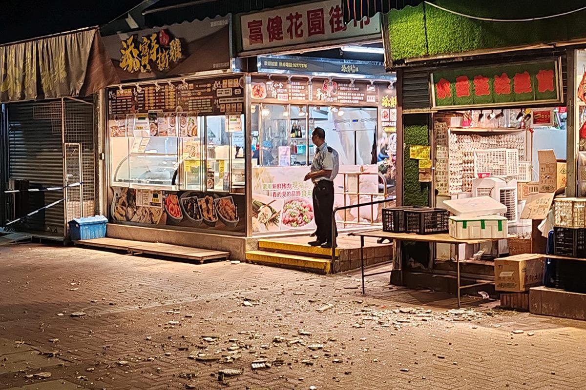 富健花園停車場有紙皮石或批盪剝落。(網民Jenny Kim@FB群組「新屯門中心街坊報料區」)