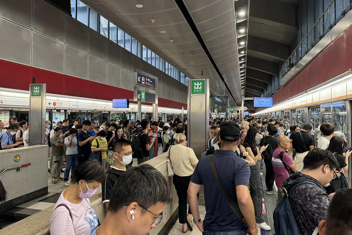 故障期間大批乘客擠滿荔景站月台。(網民Dennis Cheung@FB群組「 香港機場實況討論區」)