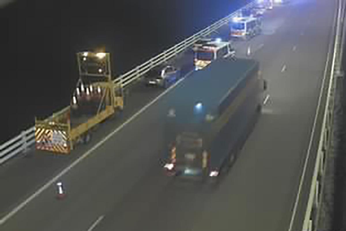 深圳灣公路大橋往深圳灣方向泊有多輛警車。(運輸署交通快拍)