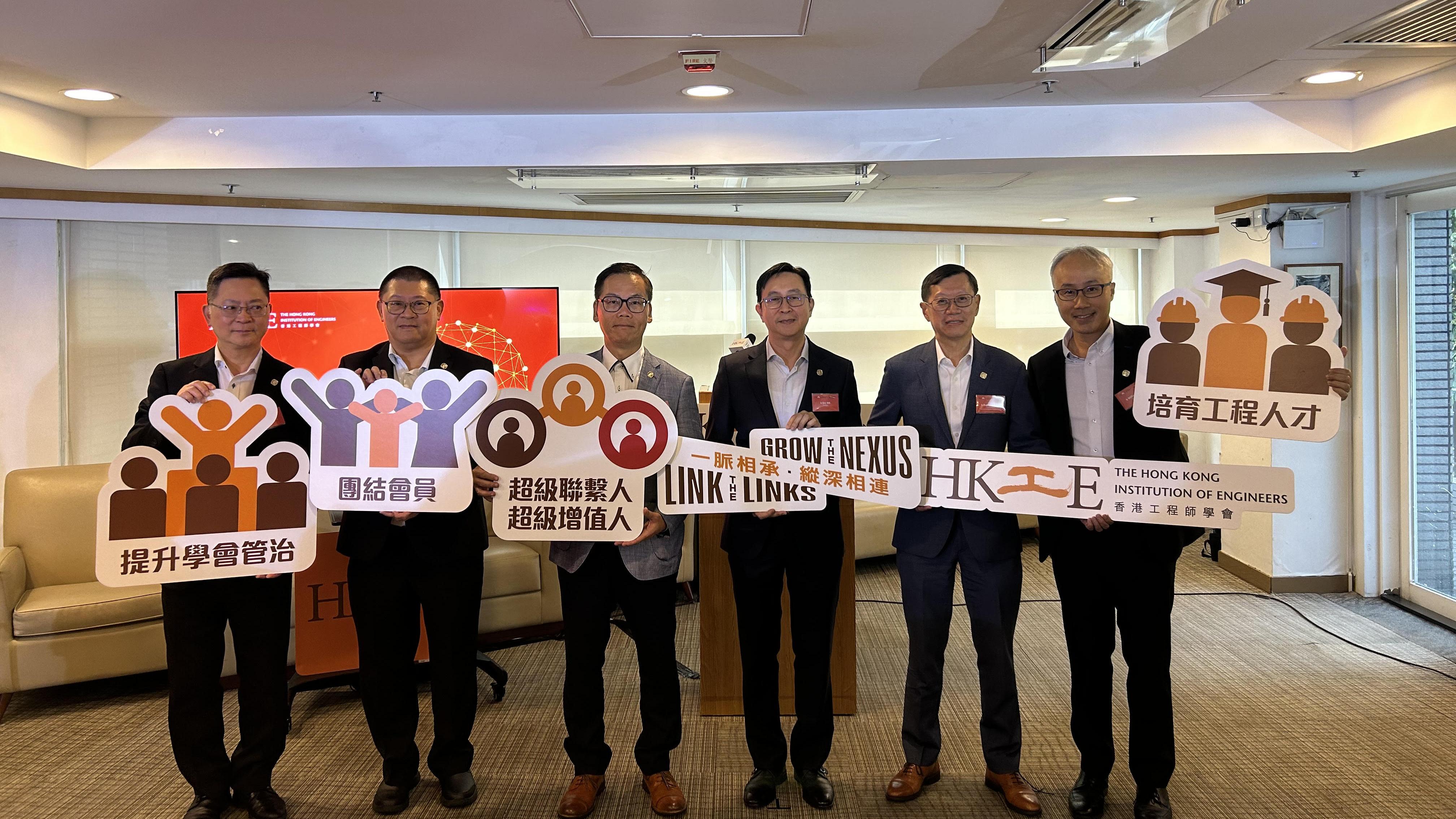 會長馬紹祥(右三)介紹學會未來一年的工作。(朱慧恩攝)