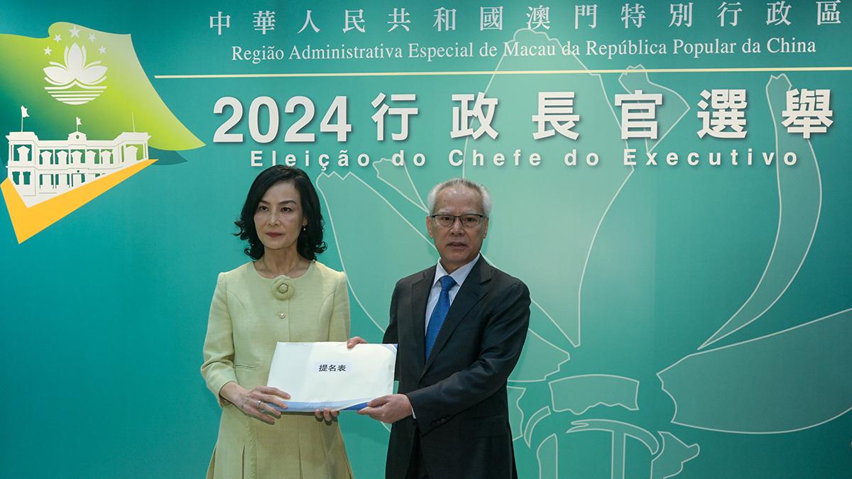岑浩輝(右)遞交澳門行政長官選舉提名表格。(中新社)