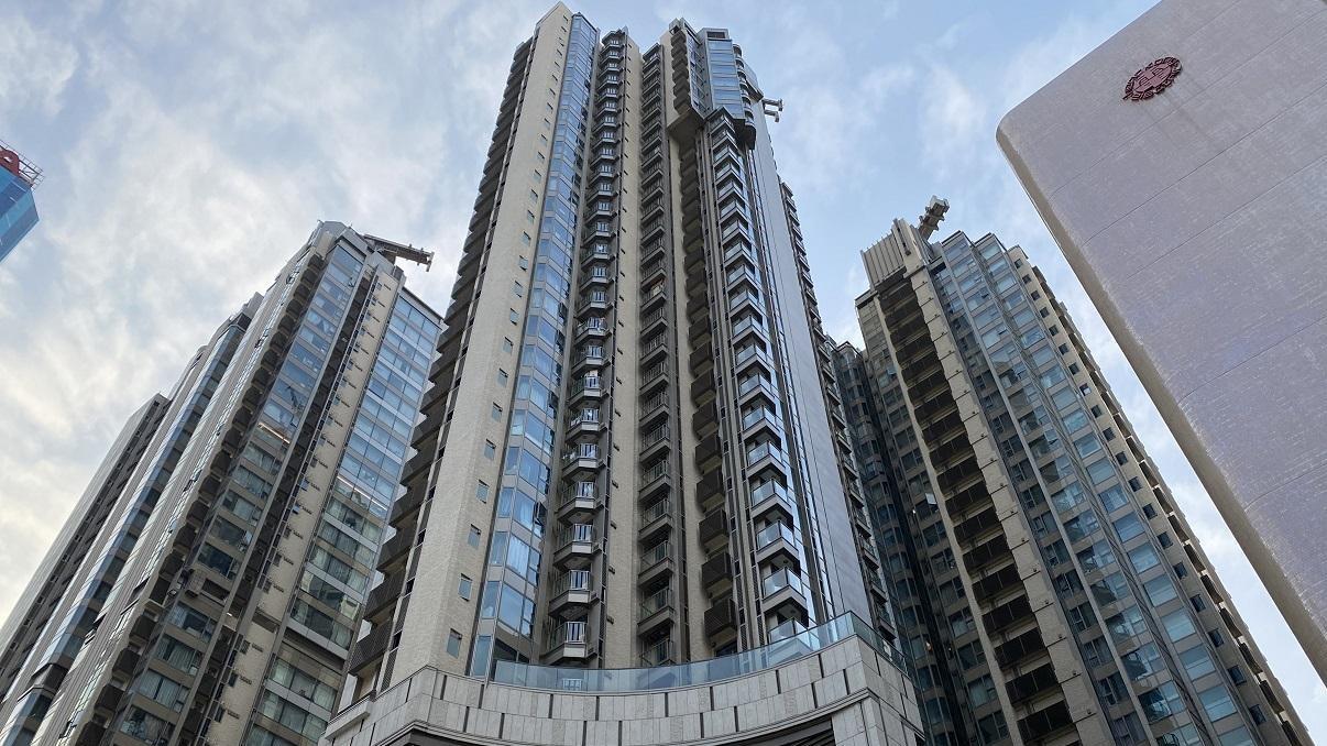 北角維港頌一伙煙花海景套四房戶，最新以4,230萬元沽出，上手業主7年帳面勁蝕逾1,500萬元。