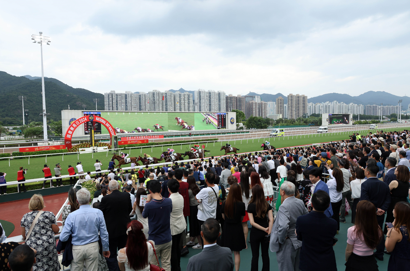  國慶賽馬日丁財兩旺投注額升7.5%，國慶盃最終由短途良駒「美麗第一」勝出。