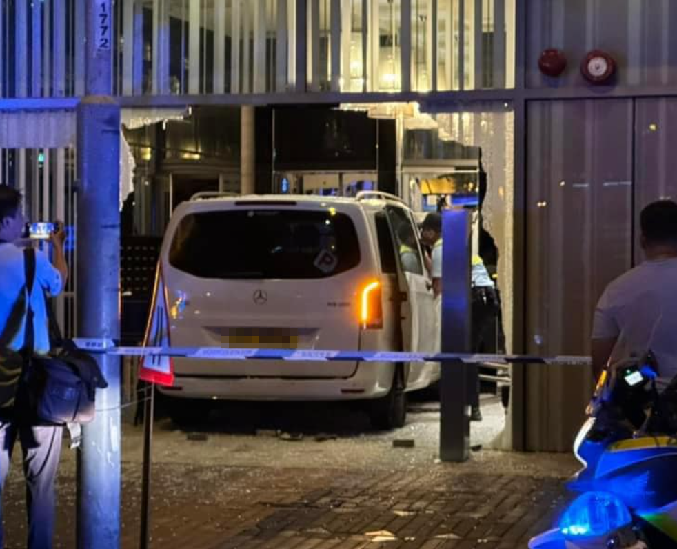 油麻地一輛掛有「P牌」的客貨車直撞大門玻璃衝入大堂   車cam L（香港群組）