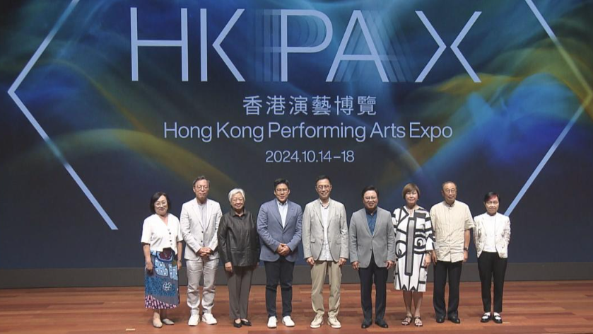 朱靜嫻(右一)日前已雜職。