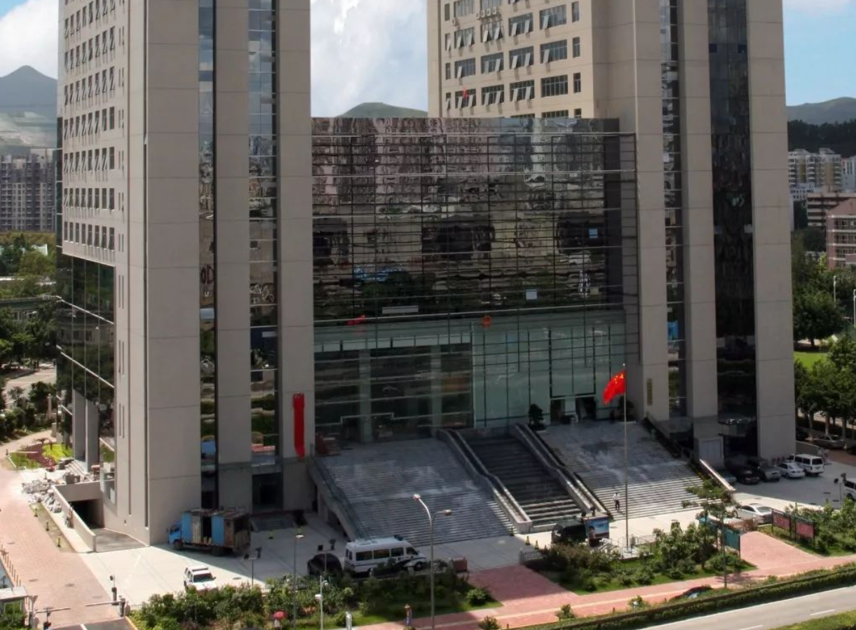 一名75歲香港老翁近日把50歲內地妻子告上深圳市羅湖區人民法院，指妻子承諾為他養老送終，因此自己早前將位於羅湖區的房屋過戶登記在妻子名下，但妻子沒有履行照顧義務，更辱罵和欺凌自己，遂提出取回房屋，案件10月10日審理，被告經法院傳票後未到法庭參加庭審，法官未當庭宣判。