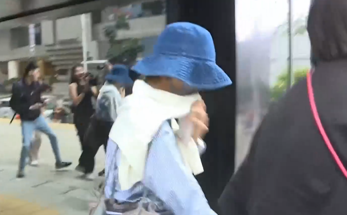 工程總承辦商藝能工程及延伸公司的3名職員，涉嫌向康文署虛報設備重量，3人否認串謀欺詐等罪，案件在區域法院開審  (有線新聞畫面)