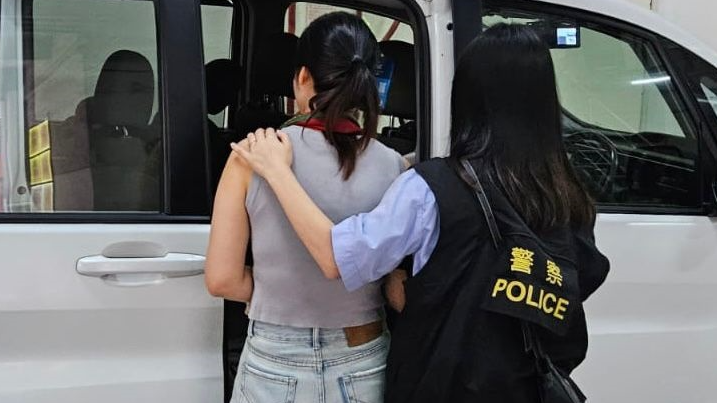 觀塘警區雜項調查隊今日（17日）下午派員喬裝顧客，突擊搜查觀塘開源道一地舖，搗破一間懷疑無牌按摩處所。行動中，人員拘捕一名50歲姓葉本地女負責人