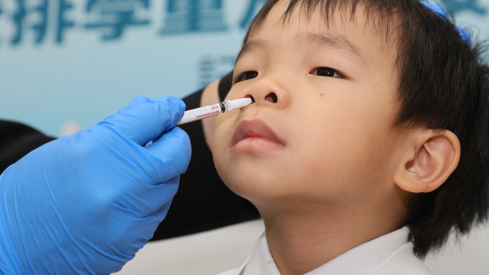 噴鼻式流感疫苗示範。