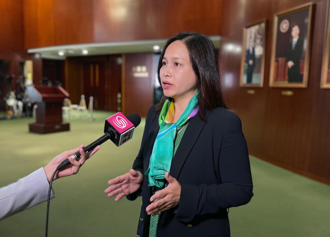 陳月明關注郵輪碼頭的附屬商業區，相比海運碼頭非常慘淡，發揮不到應有作用，建議當局研究在碼頭設立神舟火箭模型，或請求中央派出航空母艦或軍艦訪港。  (陳月明FB)