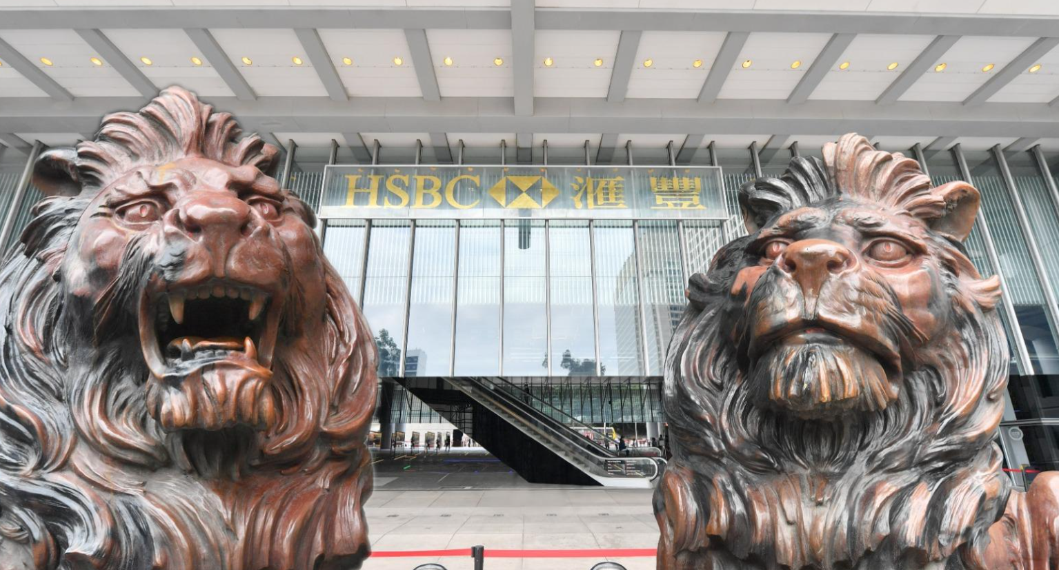 警方拘捕二人，懷疑以假美元本票到滙豐銀行總行申請開戶，涉嫌行使虛假文書，現正被扣查。 (資料圖片)