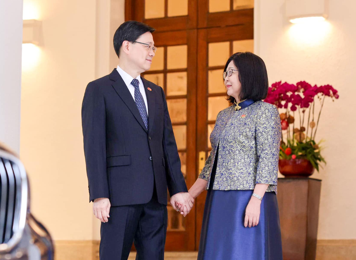  特首李家超工作繁忙，他近日接受傳媒專訪談及生活平衡時，表明陪伴家人時間有限，未能盡到關心他們健康的責任，即使於禮賓府內陪著妻子李林麗嬋，「她畫自己的畫，我做自己的工作，能不內疚嗎？」(李家超fb)