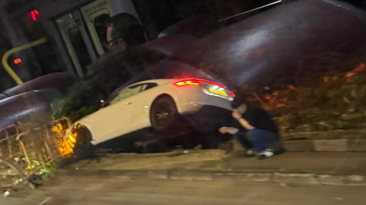 西貢私家車越線剷入修路地盤，車頭墮坑尾部翹起１人受傷。(車cam L（香港群組）@FB)