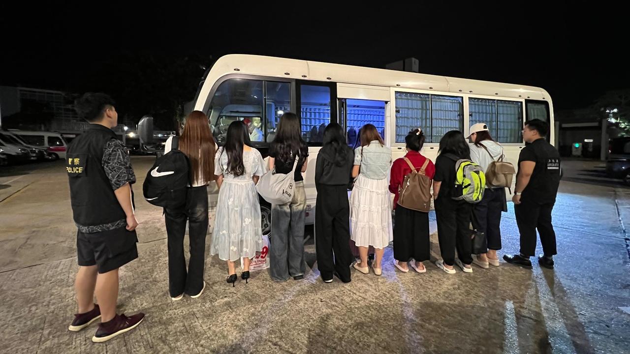 元朗跨部門掃黃拘捕23名內地女子，年紀最大54歲。(警方圖片)