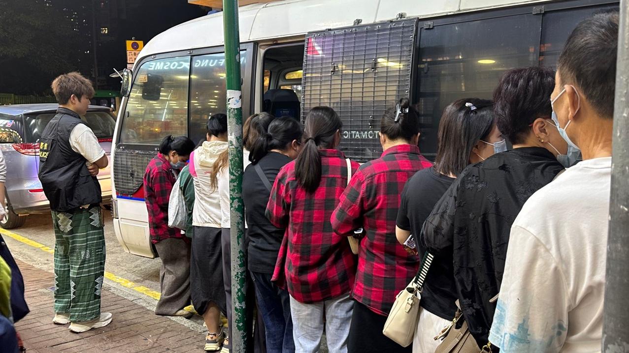 上水搗破樓上竹館，女負責人及11賭客被捕。(警方圖片)