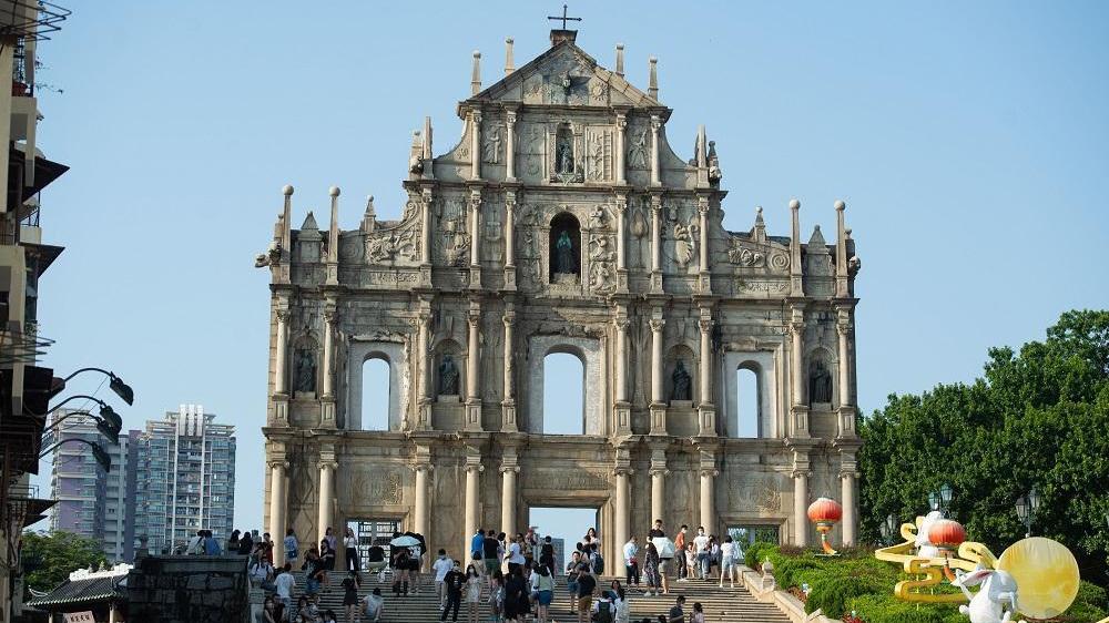 澳門今日舉行第六任特首選舉，投票站外停泊多輛警車戒備。(資料圖片)