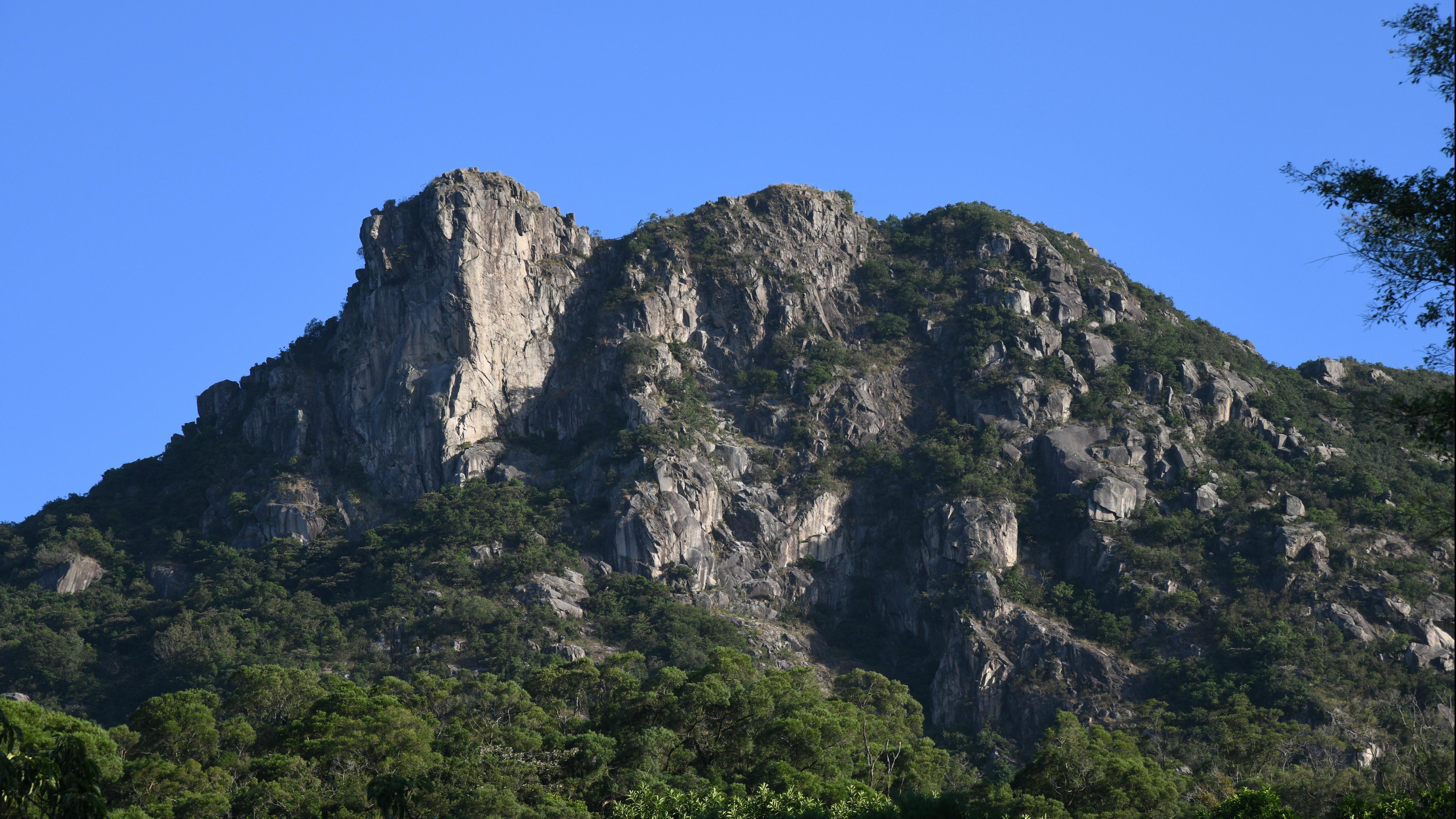 獅子山獅肚棧道男子疑失足墮20米　直升機吊起送院
